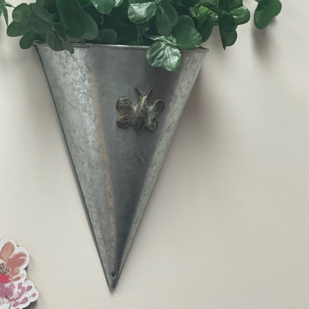 BEE hanging cone